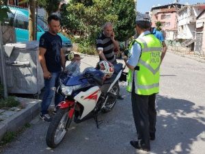 Motosiklet Kamyonete Çarptı: 2 Yaralı