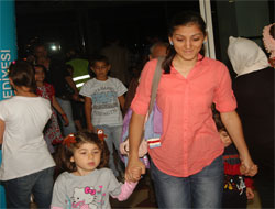 Karagöz Hacivat'e Salon Yetmedi