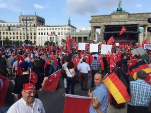 Berlin’de Binlerce Türk ’Sözde Ermeni Soykırımı Tasarısı’nı Protesto Etti