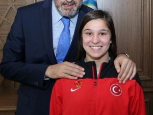 Başkandan Başarılı Sporculara Ödül