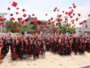 Lise Öğrencilerinin Mezuniyet Sevinci