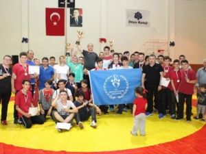 Fetih Kupası’nda İhlas Koleji Güreş Takımı Fırtına Gibi Esti