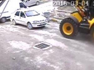 Yaşlı Adamın Minibüsün Altında Kaldığı Kaza Güvenlik Kamerasında
