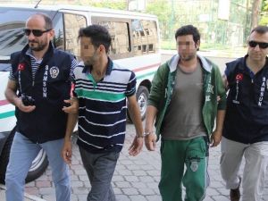 Eniştelerini Bıçaklayan Kardeşler Adliyede
