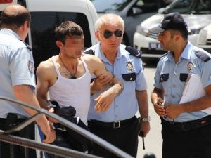 Polisin Elinden Kaçan Genci Vatandaşın Tekmesi Yakalattı