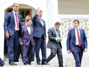Ahmet Davutoğlu, Cuma Namazını Süleymaniye’de Kıldı