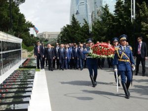 Başbakan Binali Yıldırım, Türk Ve Azerbaycan Şehitliğini Ziyaret Etti