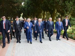 Başbakan Yıldırım, Aliyev’in Mezarını Ziyaret Etti