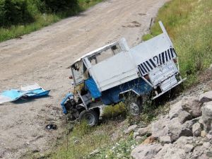 Tarım Aracı Şarampole Yuvarlandı: 2 Yaralı