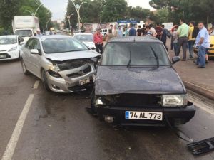 Bartın’da Otomobiller Çarpıştı: 2 Yaralı