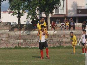 13’lük Yıldız Golü Attı, Rakip Oyuncu Omuzlara Aldı