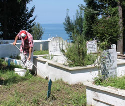 Kabristanlıklar Çiçek Açıyor