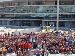 Eskişehirspor Taraftarından Yeni Stadyuma Çıkarma