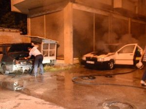 Babasına Kızdı Otomobilleri Ateşe Verdi