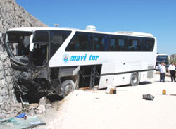 Otobüs otomobille çarpıştı: 2 ölü, 7 yaralı