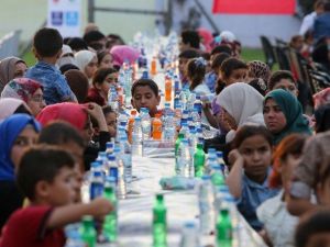 Türkiye Diyanet Vakfı’ndan Gazze’de Bin Kişilik İftar Sofrası