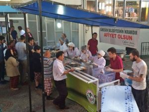 Taşbaşı Parkında İftar Yemeğine Yoğun İlgi