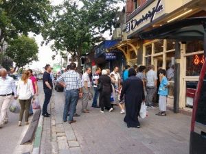 Bursa’da İftar Saati Pide Kuyruğu
