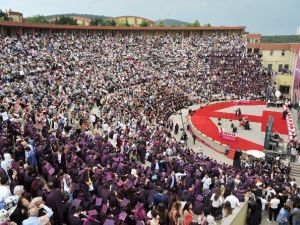 Maltepe Üniversitesi’nde Yağmur Altında Mezuniyet Coşkusu