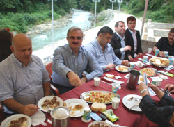 Yargıtay üyesi Rize'deki babaocağında yemek verdi