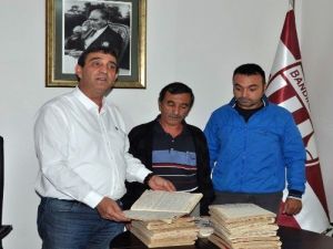 Dedesinin 20 Yıllık Arşivini Bandırmaspor’a Hediye Etti