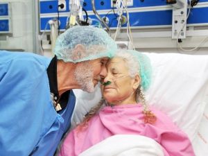 Hastane Koridorları Böyle Bir Aşk Görmedi