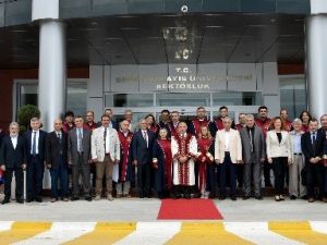 Profesörler Törenle Belgelerini Aldı