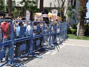 Siyah Çelenklerini Bariyerlerin Üzerinden Fırlattılar