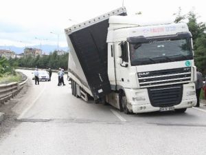 Tır’ın Dorsesi Çıktı, Kaza Ucuz Atlatıldı