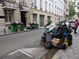 Paris’te Çöp Yığınları Oluştu, Belediye Harekete Geçti