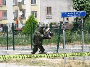 Derede Menfez Üzerine Asılan Çantalar Fünye İle Patlatıldı