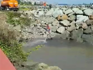 Rize’de Sahili Lağım Kokusu Sardı Belediye Denizi Suyla Yıkadı ! VİDEO İZLE