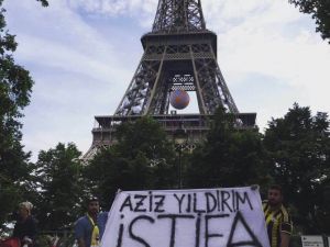 Paris’te "Aziz Yıldırım İstifa" Pankartı