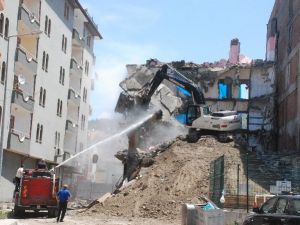 Tokat’ta 5 Katlı Binada Yıkım Çalışması