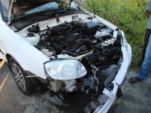 Kaza Sonrası Yanan Otomobili Vatandaşlar Söndürdü
