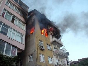 Alevlere Teslim Olan Binada Ağır Yaralanan Bir Kişi Hayatını Kaybetti