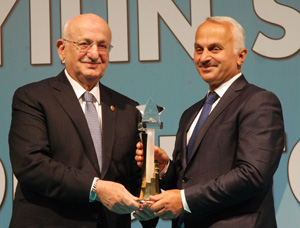 TBMM Başkanı İsmail Kahraman'a 'Siyaset Onur Ödülü' Verildi