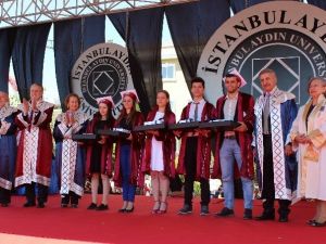 İaü’de 11’nci Mezuniyet Coşkusu