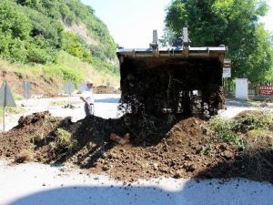 "Bu Cadde Tapulu Arazim" Diyerek 4 Şeritli Yolu Kapattı