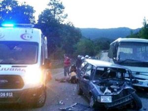 Minibüs İle Otomobil Çarpıştı: 2 Yaralı