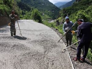 Trabzon’un En Büyük Yol Ağına Sahip İlçesi Maçka’da Yol Betonlama Çalışmaları Sürüyor