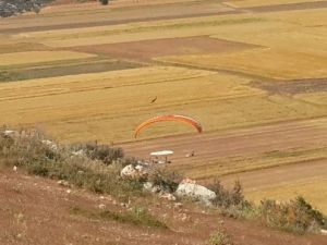 Koruma Altındaki Kızıl Şahinler Paraşütçülere Dadandı