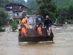 2 Kişi Kepçe ile Kurtarıldı