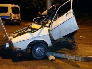 Elektrik Direğine Çarpan Otomobil İkiye Bölündü: 1 Ölü, 4 Yaralı