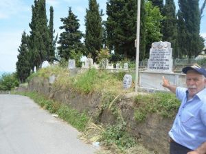 Şehit Oğlunun Mezarından Yol Geçmesini İstemiyor