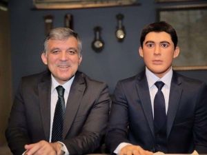11. Cumhurbaşkanı Abdullah Gül, Öğrencilik Dönemi Balmumu Heykeliyle Fotoğraf Çektirdi
