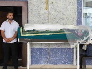 Ölen Ve Karnındaki 8.5 Aylık Bebeği Sezaryenle Alınan Anne Toprağa Verildi
