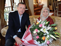 Erdoğan Annesini Ziyaret Etti