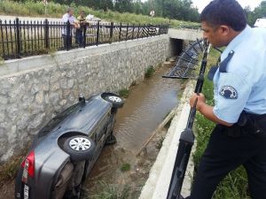 Kontrolden Çıkan Otomobil Dereye Uçtu