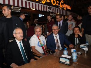 Kılıçdaroğlu Akşam Kahvesini Karşıyakalılarla İçti